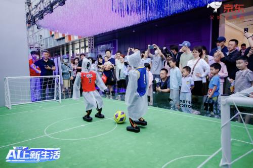 赛博朋克现场！京东MALL北京双井店开业首位机器人coser“出道”