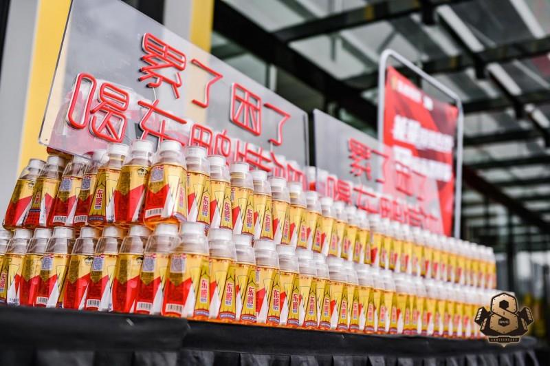 民族品牌创新标杆：小米「芯」突破与东鹏饮料「质价比」突围