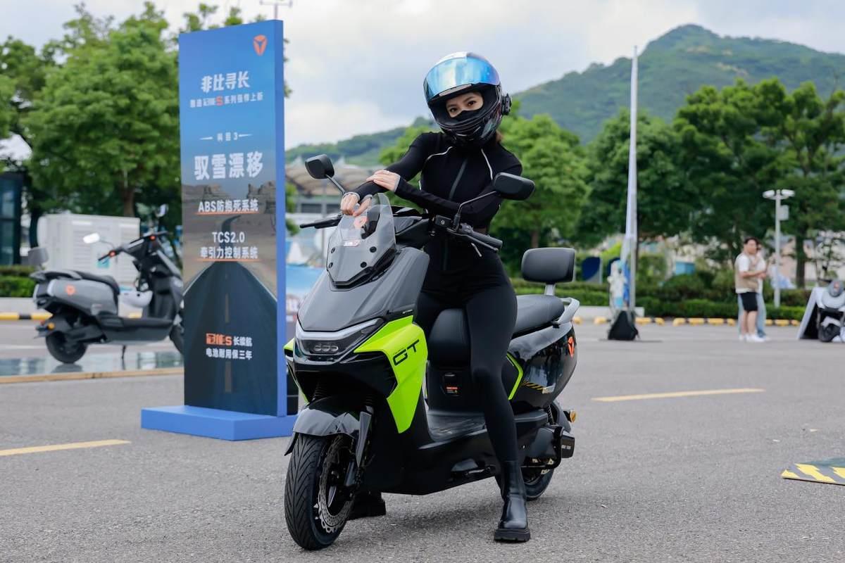 苏超赛场上“骑”开得胜，全民见证雅迪冠能S系列现象级热销