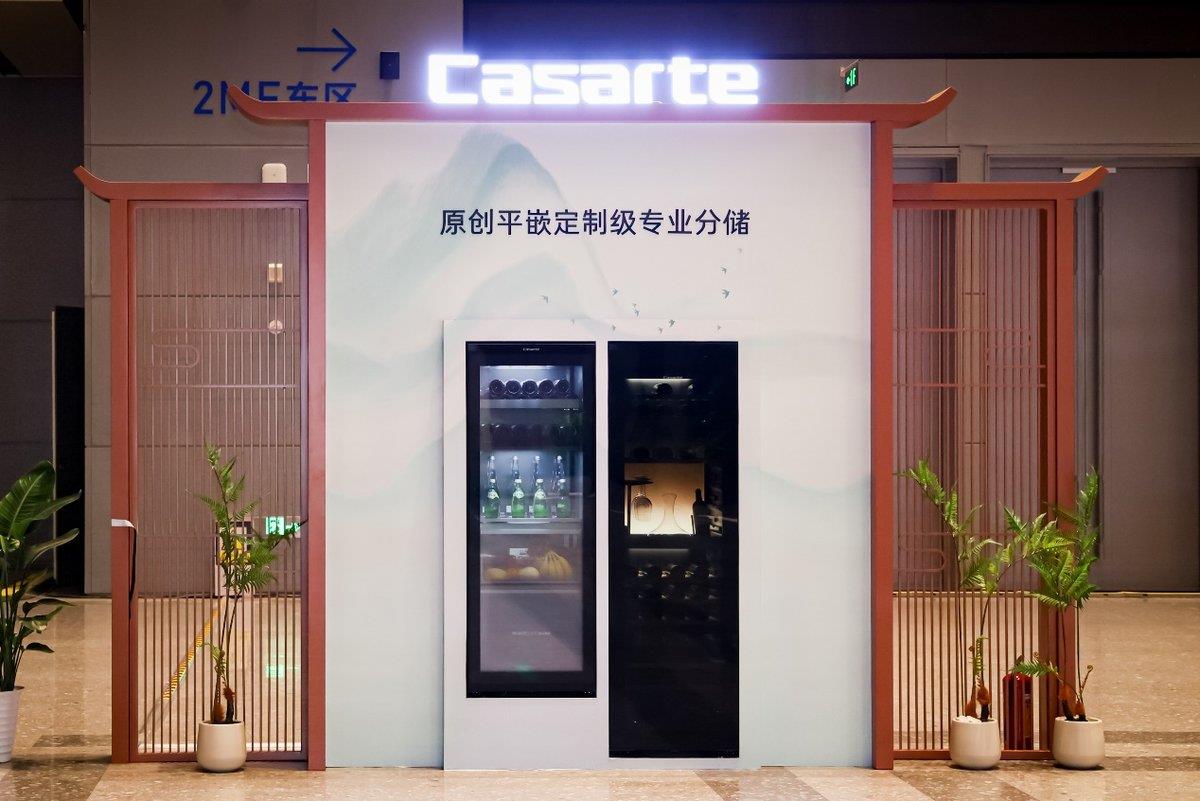 客厅也能放酒窖! 卡萨帝鉴赏家酒柜推出±0.1℃恒温储酒方案