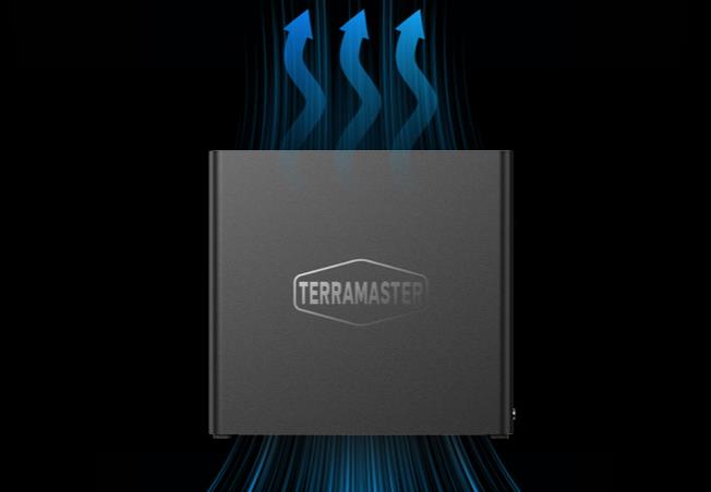 对比后，才发现铁威马 D4 SSD 智能温控 PWM 有多重要