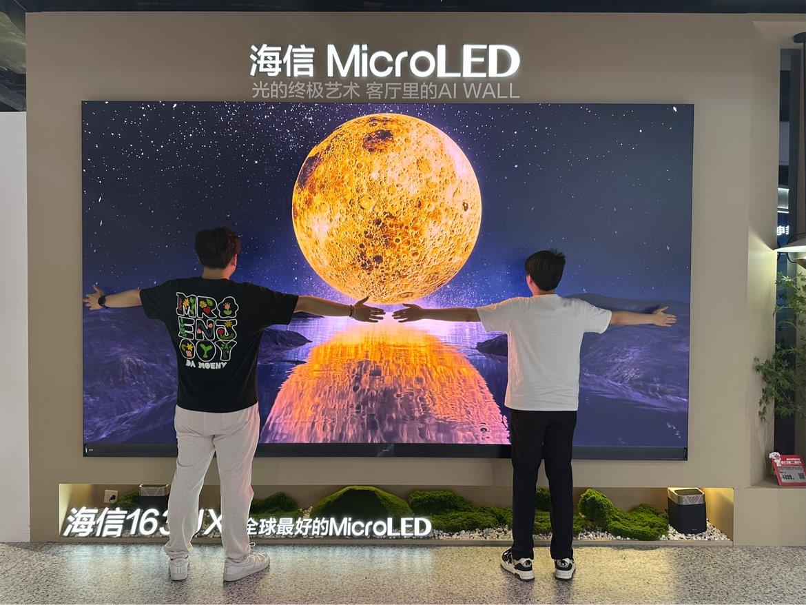 震撼开箱！全国首台163吋海信UX Micro LED无界巨幕落户深圳湾