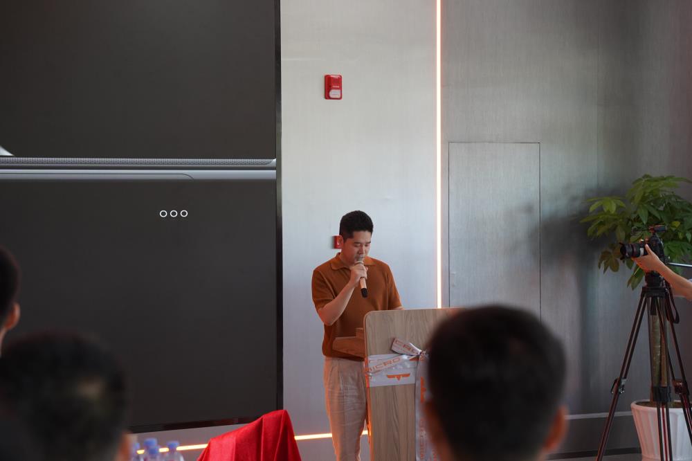 具微科技全球首家具身智能4s店开业，具微科技轮式四足机器人 “MOVENEW  T1” 实体首次亮相