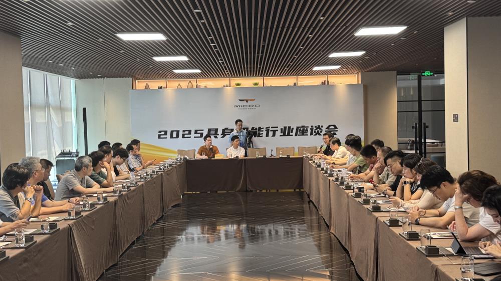具微科技全球首家具身智能4s店开业，具微科技轮式四足机器人 “MOVENEW  T1” 实体首次亮相