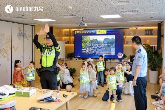 暑期交通安全“公开课” 常州亲子家庭在互动体验中学会安全出行