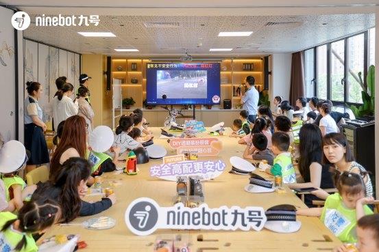 暑期交通安全“公开课” 常州亲子家庭在互动体验中学会安全出行