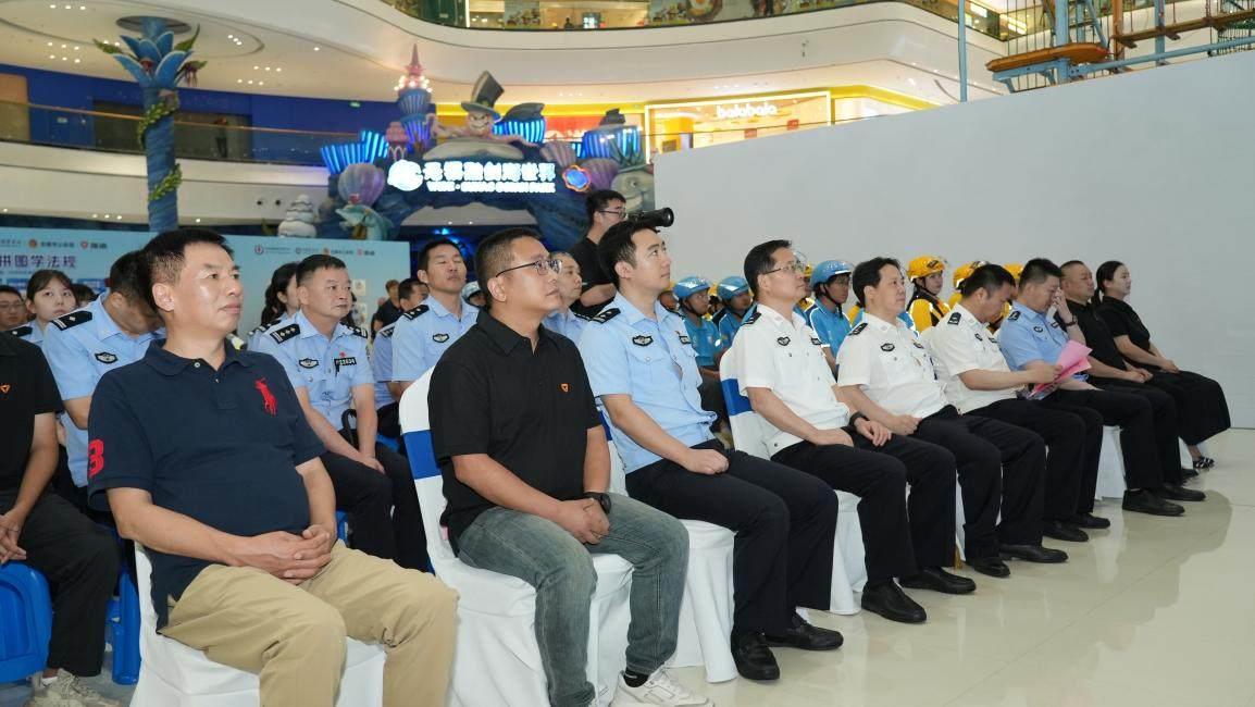 “警熊小智”亮相，趣味拼图普法！雅迪与无锡公安玩转安全骑行新宣教