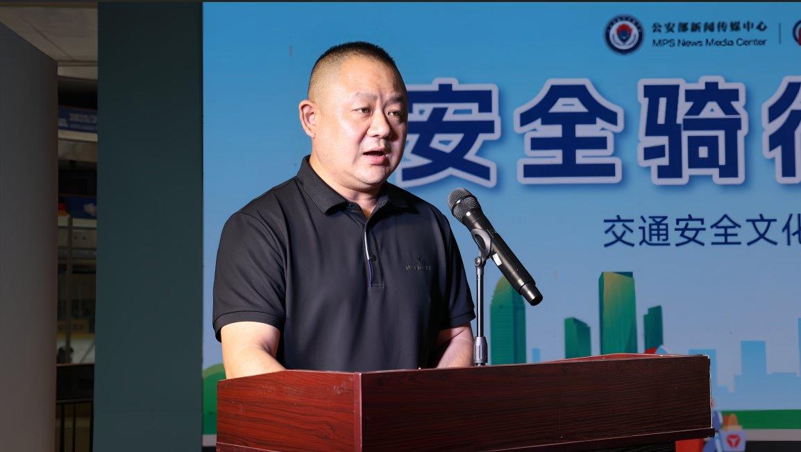 “警熊小智”亮相，趣味拼图普法！雅迪与无锡公安玩转安全骑行新宣教