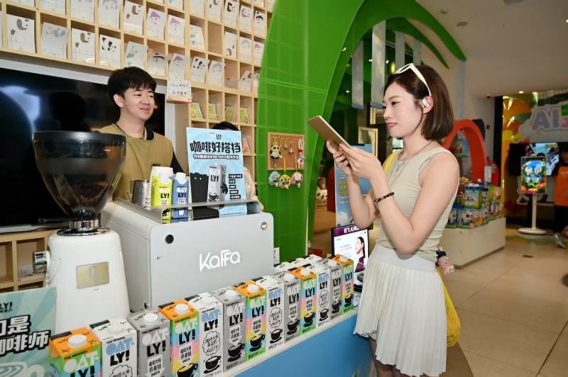 viaim携讯飞AI耳机登陆熊猫邮局 用科技串联“巴适”生活哲学