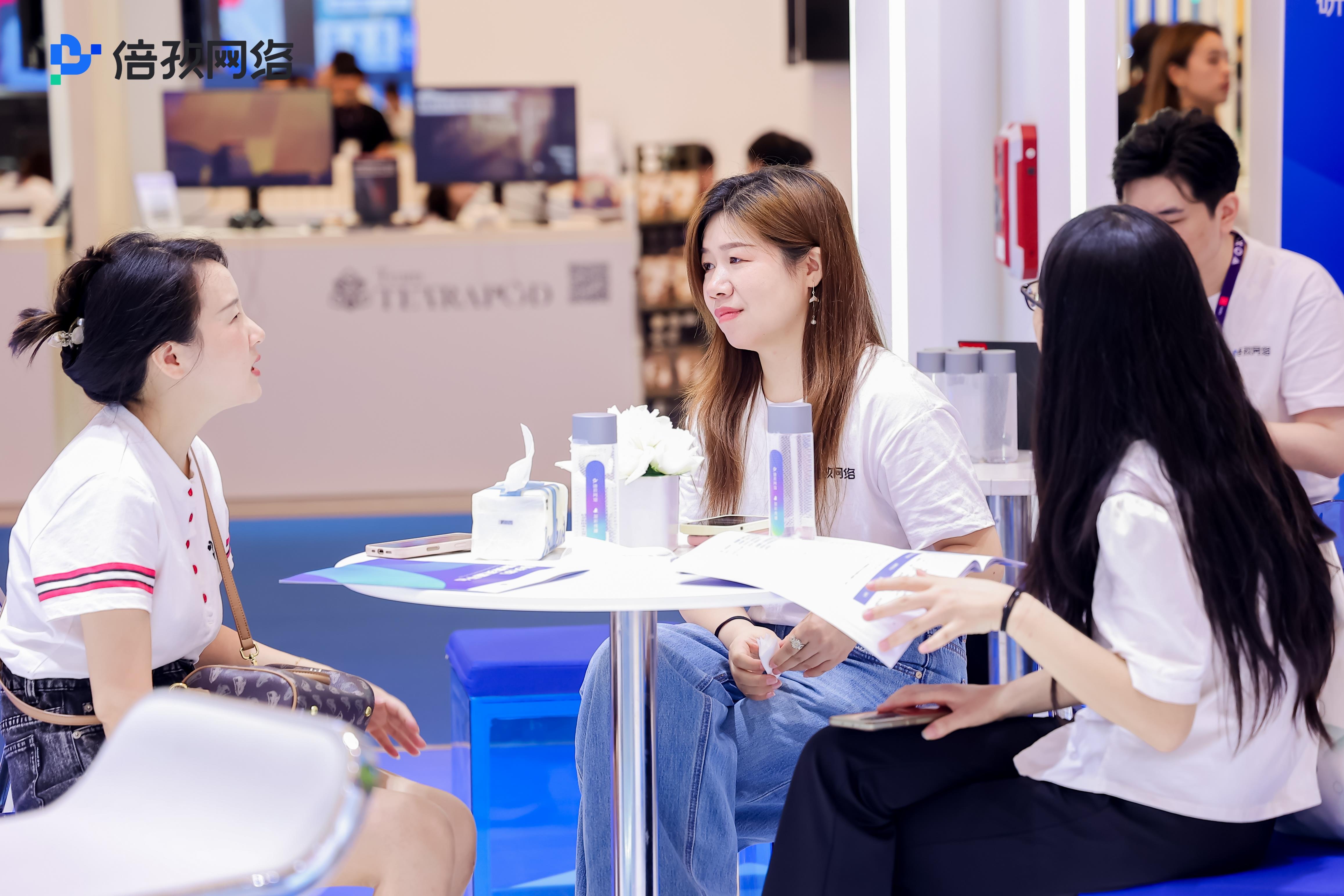 倍孜网络×加彩传播展台燃爆ChinaJoy！《2025数字营销行业AI应用趋势研究报告》发布！