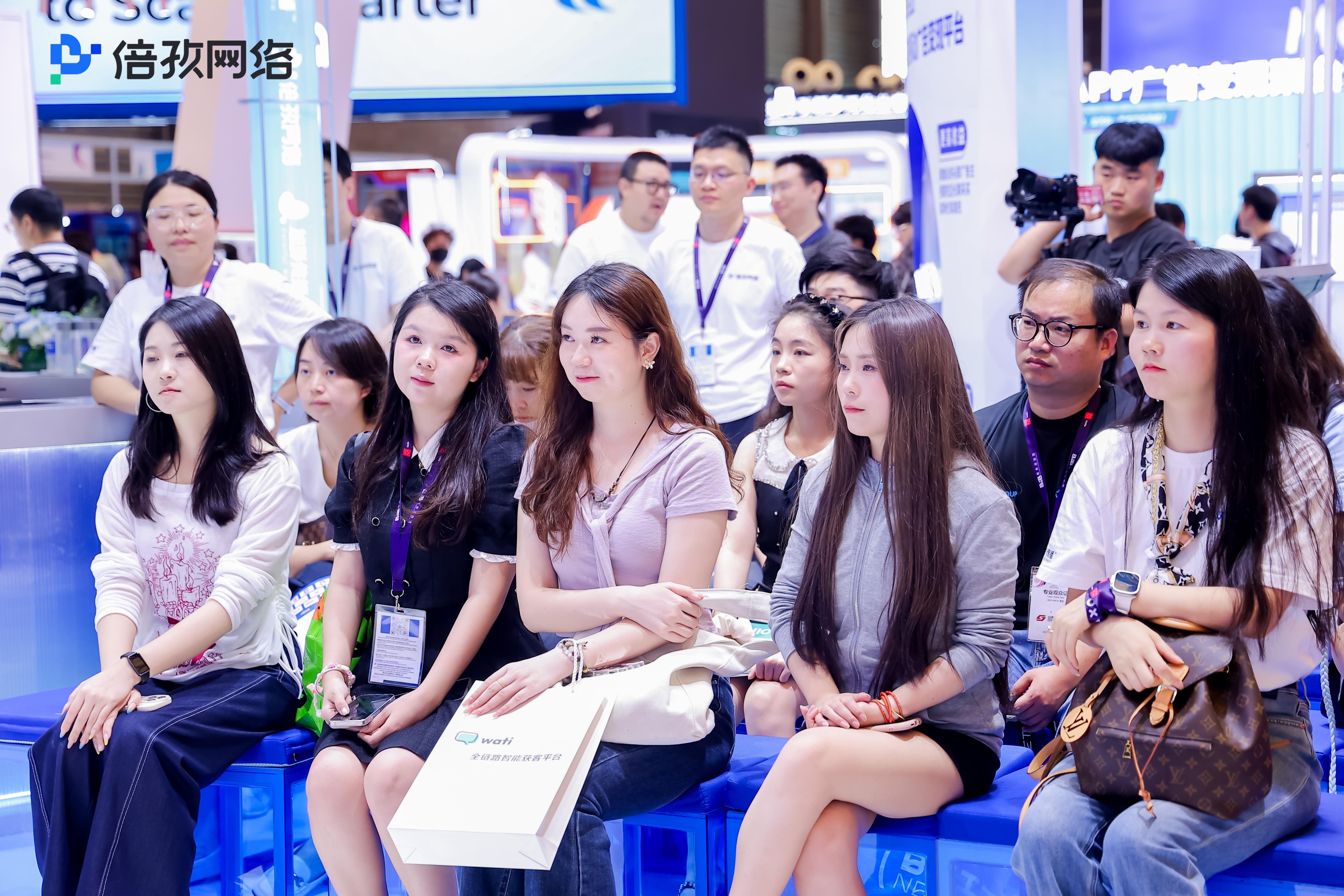 倍孜网络×加彩传播展台燃爆ChinaJoy！《2025数字营销行业AI应用趋势研究报告》发布！