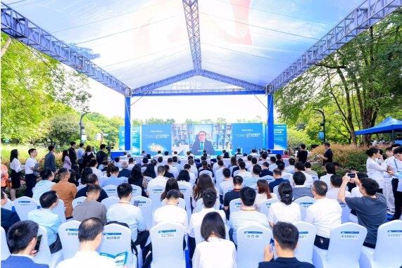 黄仁勋、AI教父杰弗里・辛顿等共绘AI蓝图，琶洲算法大赛：将巨匠构想锻造成产业生产力