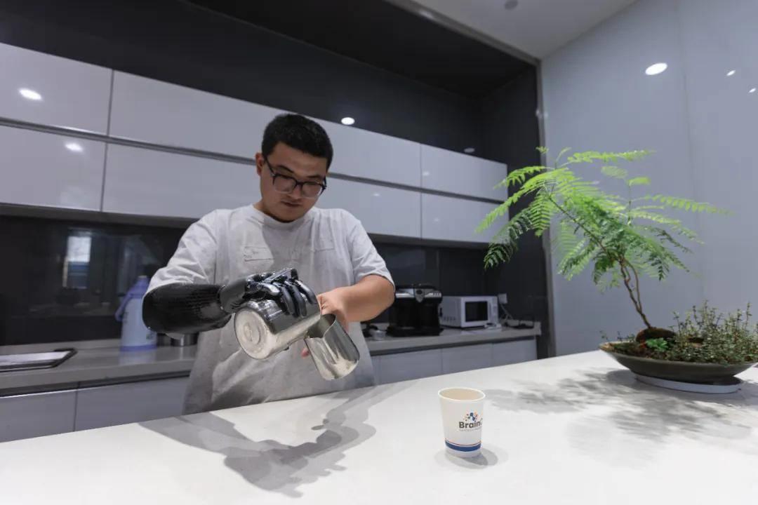 “装上这只手，我又能和世界握手了”丨全国肢残人活动日
