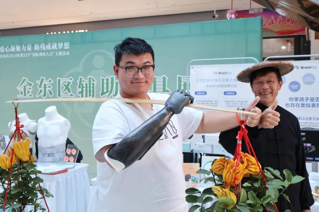 “装上这只手，我又能和世界握手了”丨全国肢残人活动日