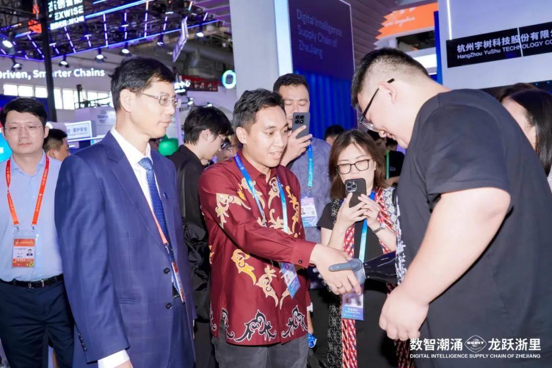 “装上这只手，我又能和世界握手了”丨全国肢残人活动日